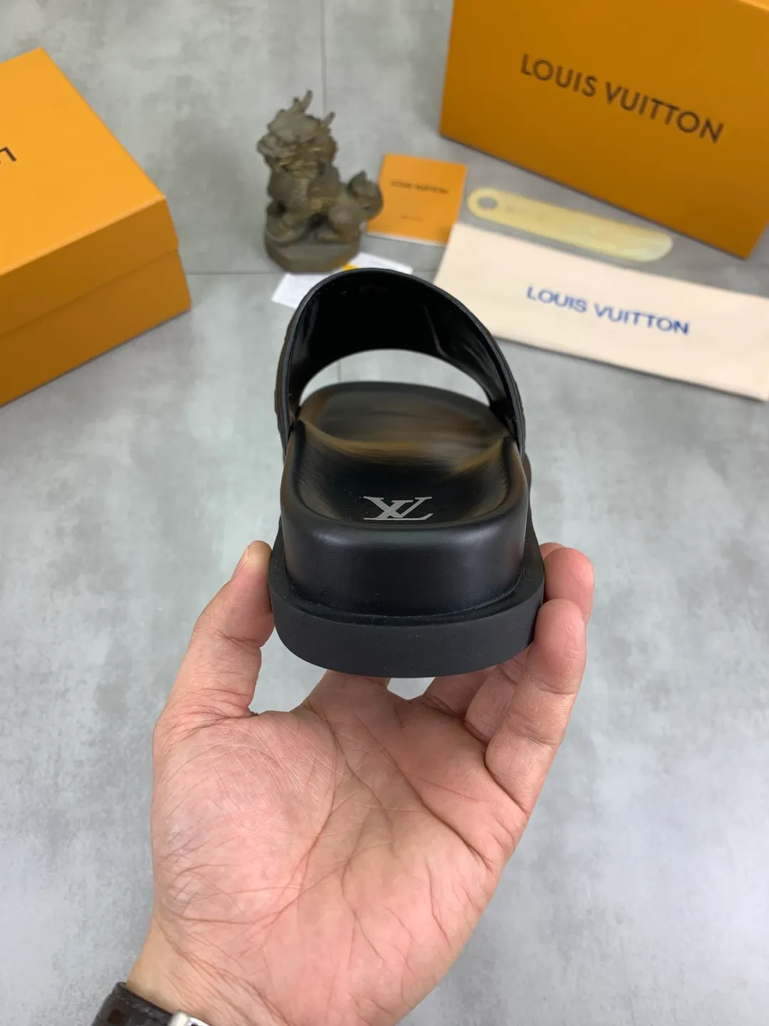 Men's shoes 💰P300💰【New style】🆘 Original quality 【LOUIS VUITTON】The popular Louis Vuitton LV men's slippers on the official website are on sale simultaneously! Original fabric imported from Italy, original factory special supply, code number: 38-44 (45 customized), many colors available